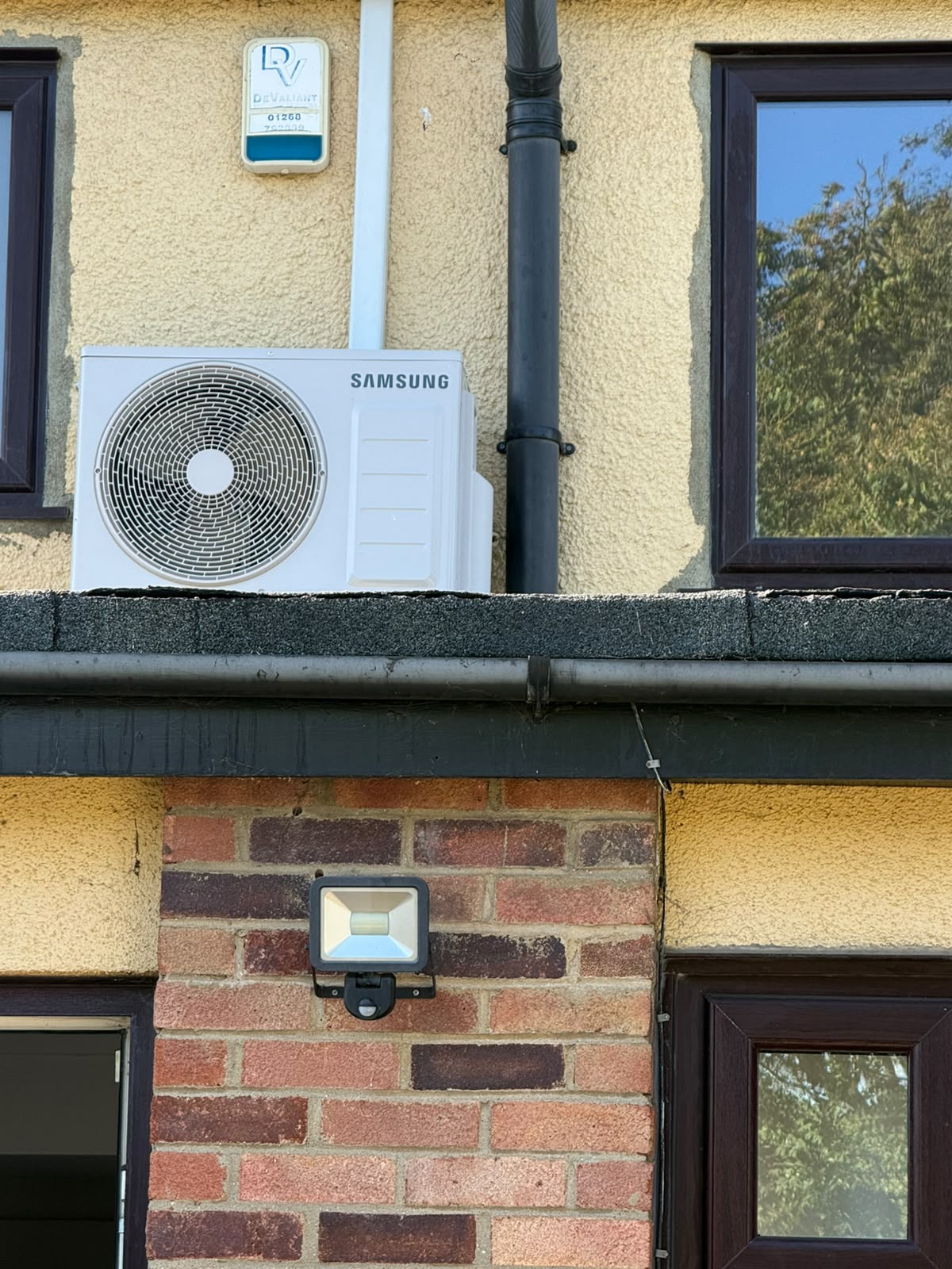Multi-split domestic air conditioning installation with clean wall mounting